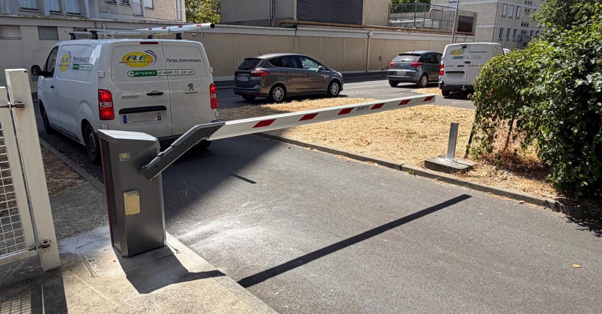 Barrière levante automatique pour parking d'entreprise