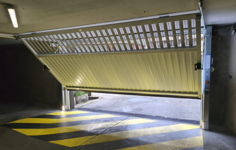 Porte de garage collective motorisée pour résidence