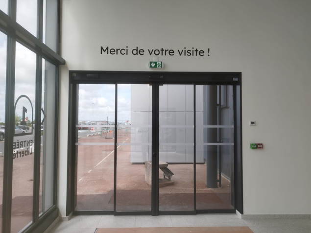 Porte piétonne automatique vitrée en entrée de bâtiment
