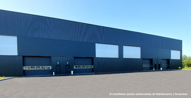 Porte sectionnelle industrielle à panneaux articulés
