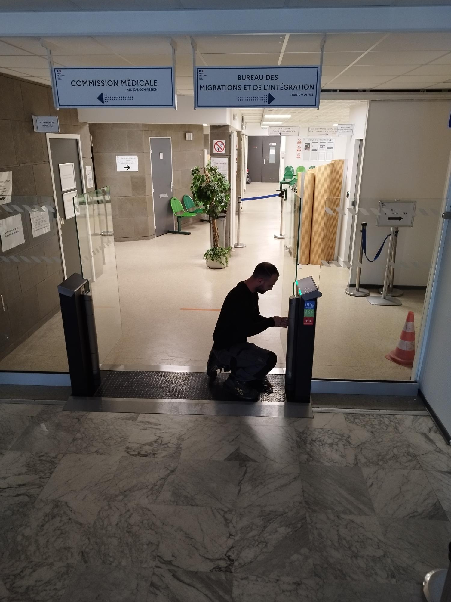 Technicien AF Maintenance réglant un système de contrôle d'accès